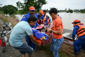 Asia floods death toll surpasses 1 000 as military aids survivors