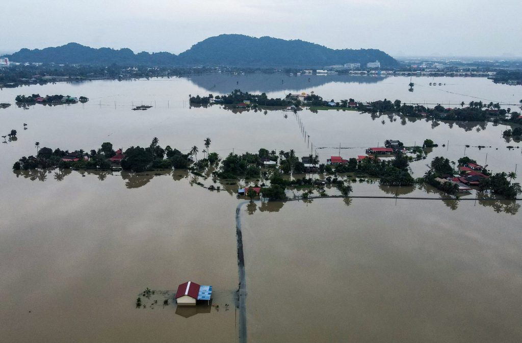 The death toll from devastating flooding and landslides across Asia climbed past 1,000 on Monday as the hardest-hit nations, Sri Lanka and Indonesia, deployed military personnel to assist survivors of the region’s worst natural disaster in years.