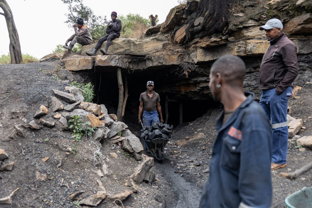 An artisanal miner pushes a wheelbarrow filled with coal out of the informal Golfview coal mine in Ermelo on September 25, 2025 as other stand around the entance of the mine.
South Africa is among the world's leading coal producers, which supplies about 80% of the country's electricity. Ranked among the 12 largest greenhouse gas emitters globally, the country became the first in the world in 2021 to sign a Just Energy Transition Partnership (JETP) agreement with Western countries, amounting to $8.5 billion (€7.3 billion). These are mainly preferential loans intended to finance the production of less polluting energy sources. While most of the electricity is produced in Mpumalanga, residents say they have benefited little from large-scale mining operations. They fear that the energy transition will once again leave them behind.