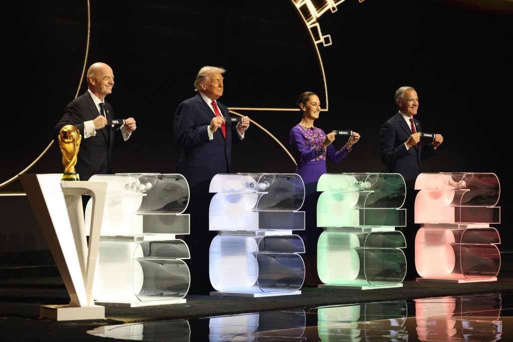 Infantino, Trump, Sheinbaum and Carney with their cards during the draw for the 2026 FIFA Football World Cup.