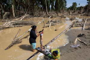 Indonesia flood death toll passes 1 000, while rescuers continue work