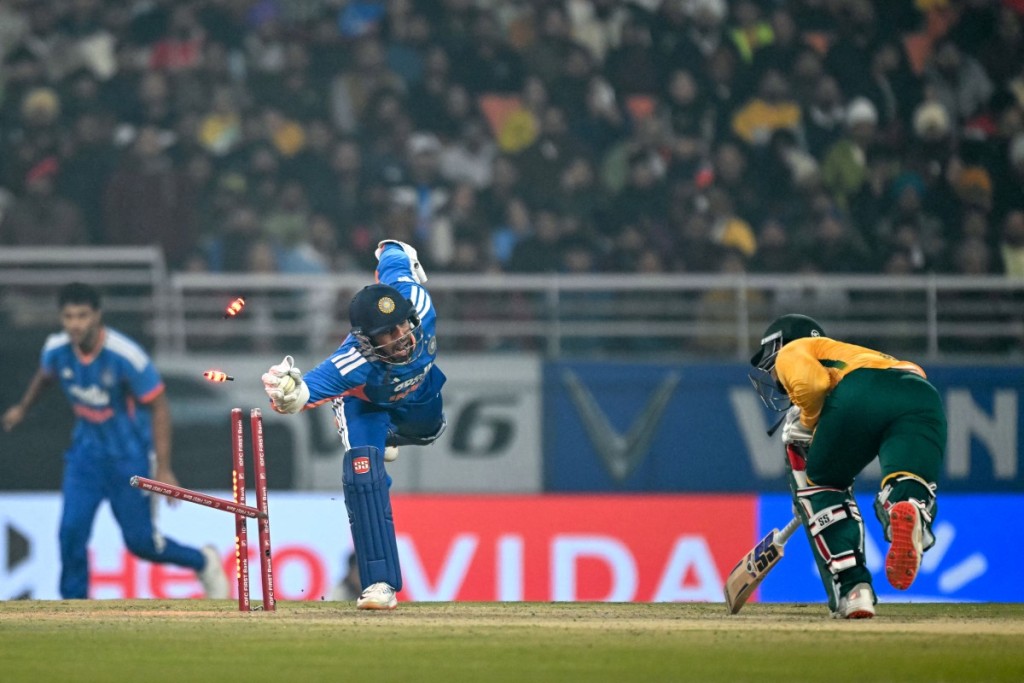 Jitesh Sharma runs out South Africa's Quinton de Kock