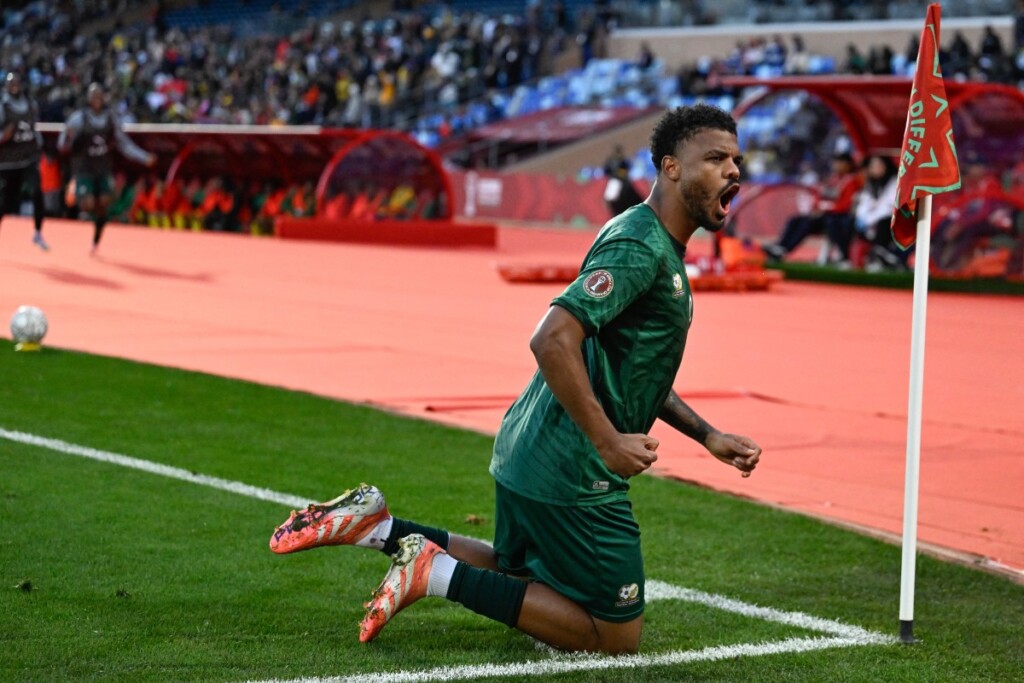 The second half began with South Africa regaining their advantage through Foster's powerful header five minutes after the restart. 