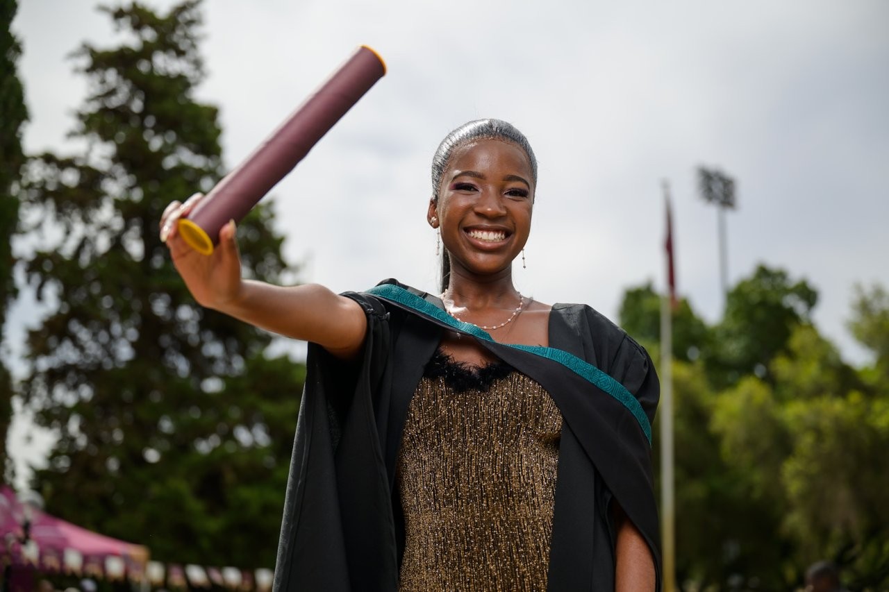 “ ’n Heup van staal en ’n hart van staal.” Só beskryf Amogelang Moagi se dosent dr Susan de Klerk haar. Hierdie woorde is veral gepas, gegewe die geweldige uitdagings wat Moagi, wat van Klipgat in Noordwes afkomstig is, oorkom het op haar reis na die voltooiing van haar baccalaureusgraad in arbeidsterapie aan die Universiteit Stellenbosch (US). Sy het Donderdag (11 Desember 2025) gegradueer by die US se Desember-gradeplegtigheid.