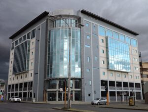 Departement weer verhinder om gebou te betree; bittere hofstryd duur voort