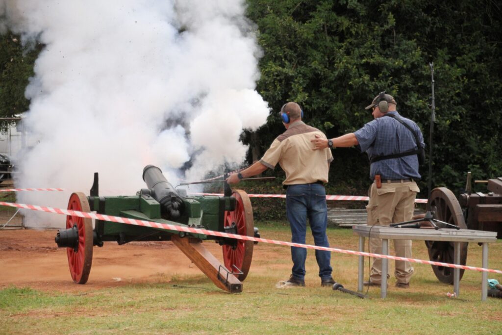 Ná die energieke samesang in 'n stampvol amfiteater, het dr. Danie Langner, besturende direkteur van die Kultuurtuiste, die massas verwelkom. ’n Hoogtepunt was toe 'n replika van die beroemde kanon Grietjie skote afgevuur het – 'n simboliese herinnering aan die oorspronklike kanon wat in 1838 by Bloedrivier gebulder het en waarvan die oorspronklike vandag in die Senotaafsaal te sien is.