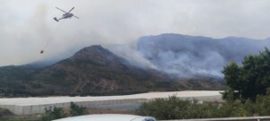 Brande woed in Kaapse Wynland, word aangevuur deur sterk wind