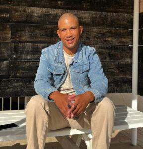 Lee-Roy bereik derduisende mense met sy stories op Facebook