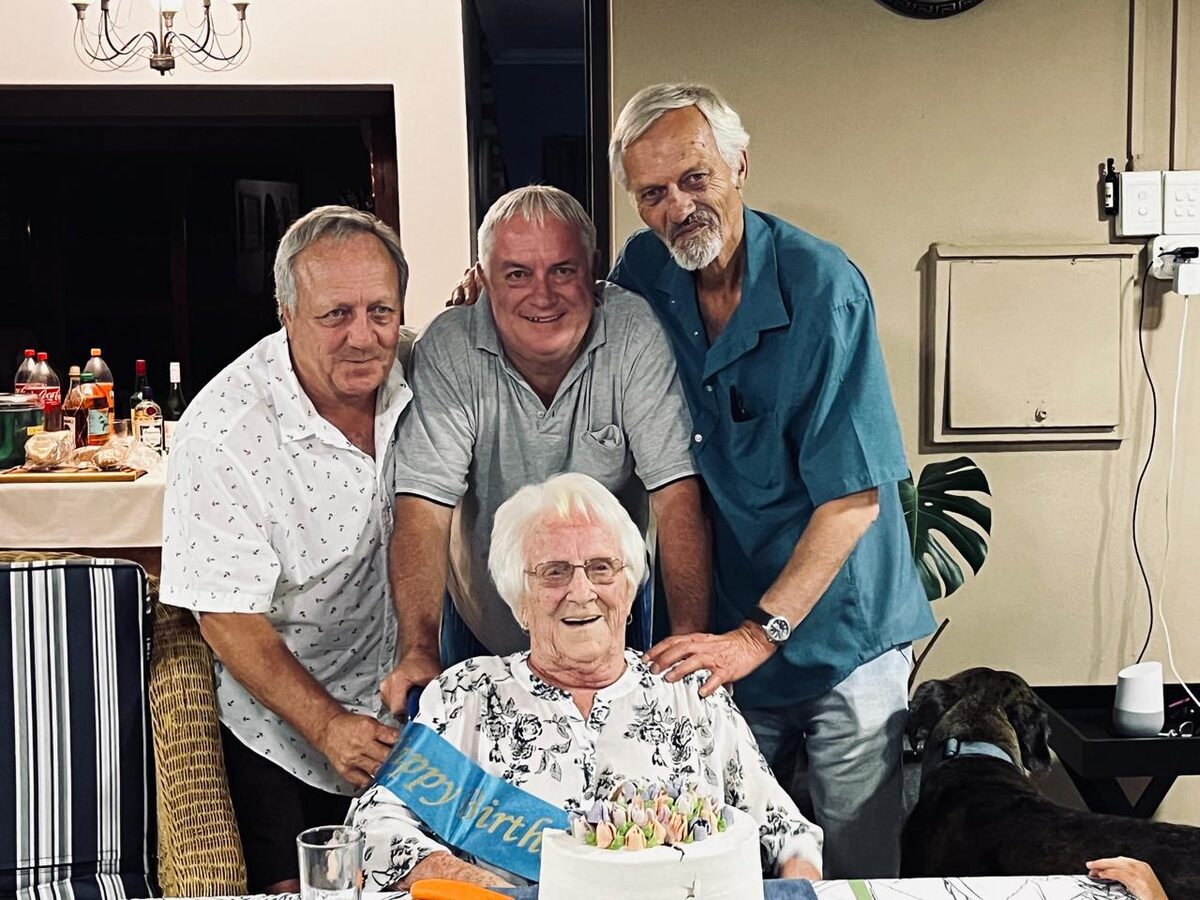 Dié foto is verlede jaar op Grootouma Boone se 103de verjaardag geneem.