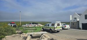 Vrae oor beendere op erf in Paternoster