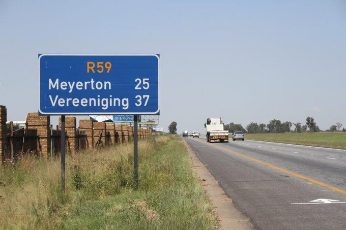 Beginning in Dealesville in the Free State, the R59 runs north-east across the Vaal River and terminates in Tulisa Park near Johannesburg