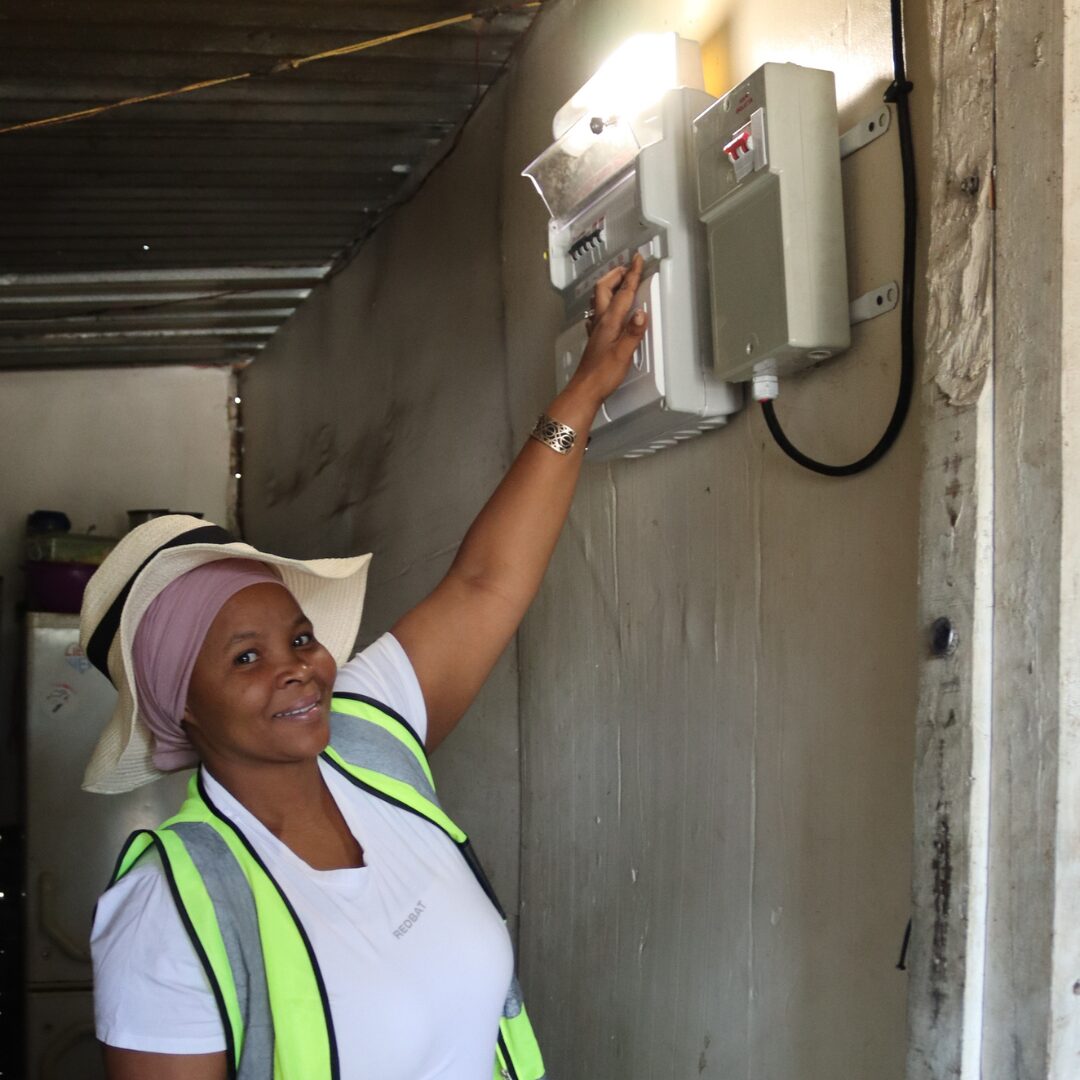 Sister Lee skakel ligte aan by nuwe geëlektrifiseerde huis in Kanaal.