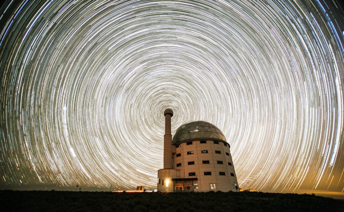 Die Suid-Afrikaanse Astronomiese Sterrewag se hoofteleskoop net buite Sutherland