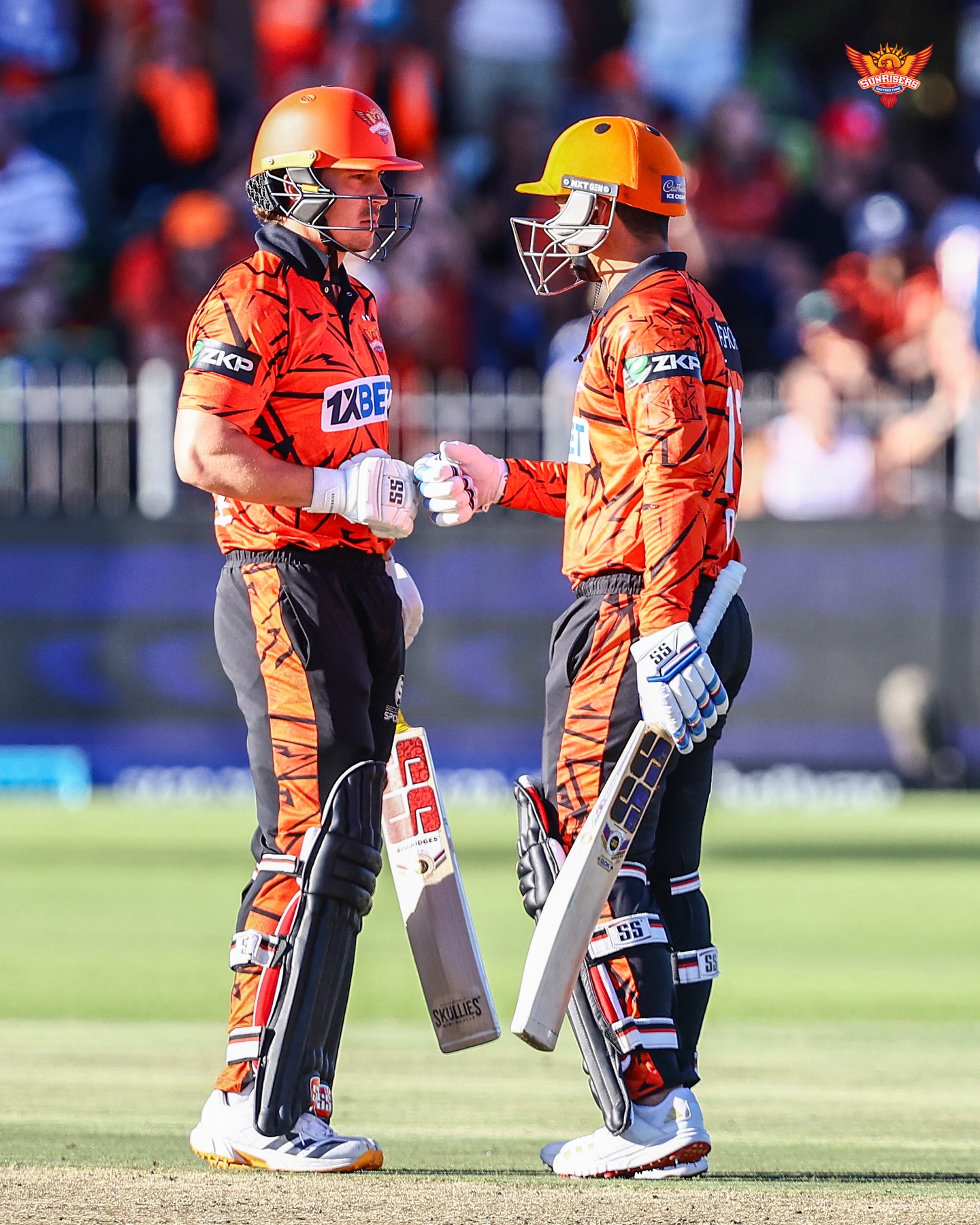 Quinton de Kock and Matthew Breetzke steadied the innings with an excellent partnership, guiding Sunrisers to 64/1 after the powerplay. The duo continued their methodical approach, reaching 90/1 after 10 overs with de Kock anchoring the innings on 60 off 38 deliveries.