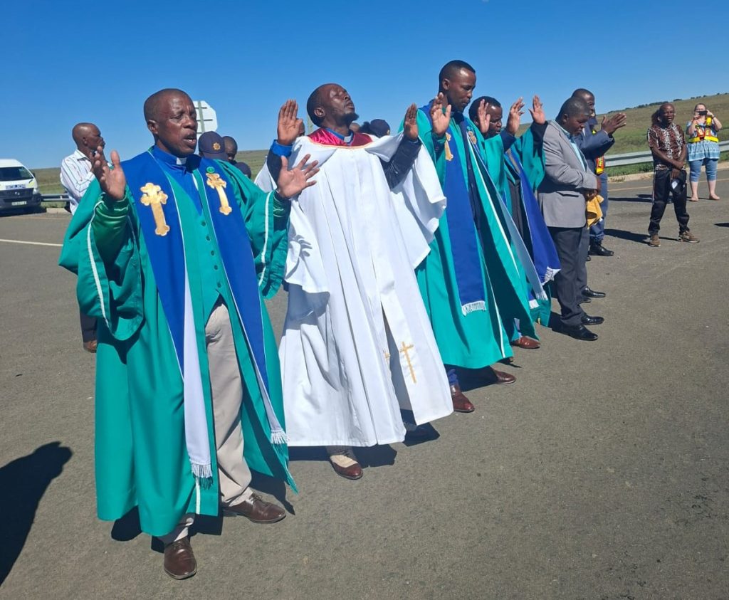 Church leaders and police pray for safer roads on N6. 