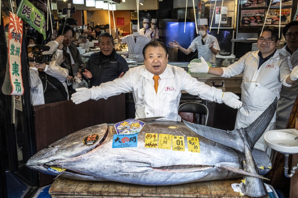 Kiyoshi Kimura, president of Kiyomura Corp, displays the 243-kilogramme bluefin tuna.