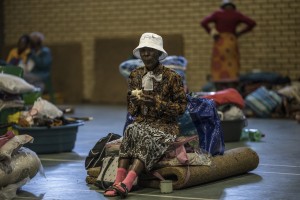 Illegal gold miners force hundreds from South African settlement