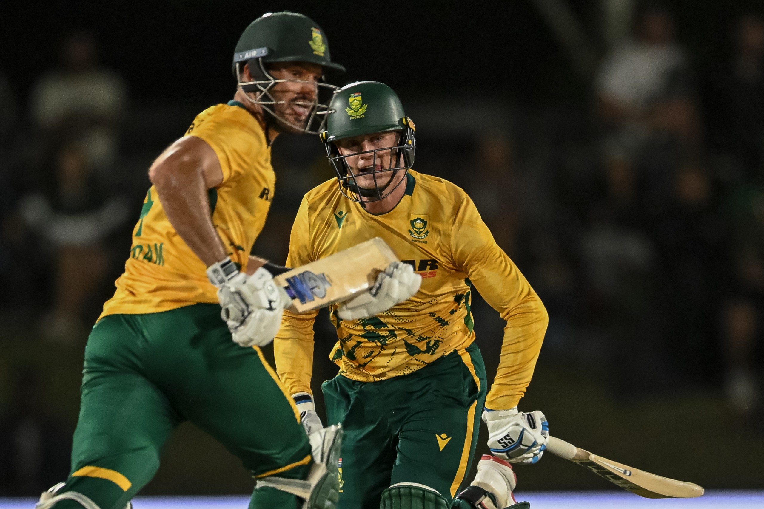 Ryan Rickelton (R) en kaptein Aiden Markram (L), wat ‘n vennootskap van 126 (79 balle) aangeteken het om uiteindelik die Proteas tot hul sege te lei, hardloop tussen die paaltjies gedurende die eerste T-20 internasionale krieketkragmeting tussen Suid-Afrika en Wes-Indië by Boland Park in Paarl op 27 Januarie.