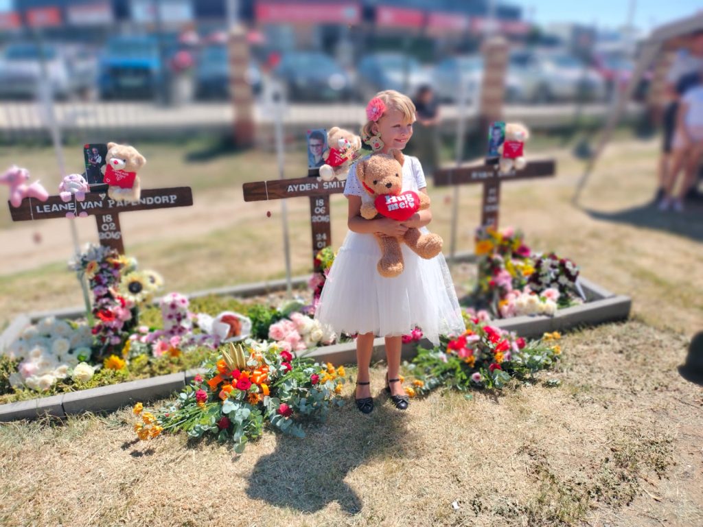 Tennique Joubert in 'n wit rokkie by die drie kruise by die N8-kruising waar die ongeluk op 24 Januarie 2025 plaasgevind het. FOTO's Lientjie Mentz