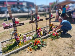 Familie lê kranse ‘n jaar ná drie kinders se dood in ongeluk op N8