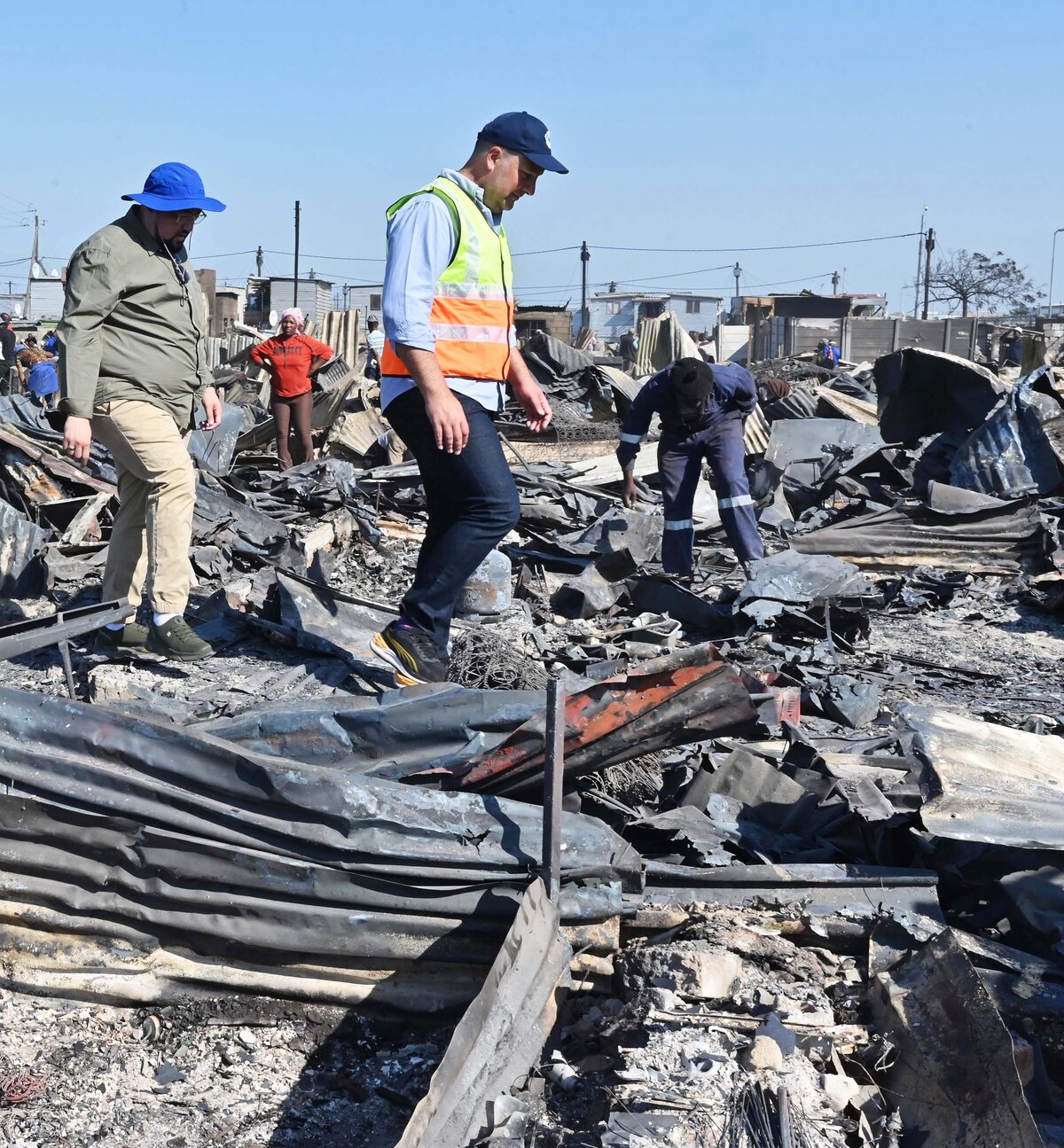 Hill-Lewis engages with residents affected by the devastating fire at Dunoon’s Site 5 informal settlement.