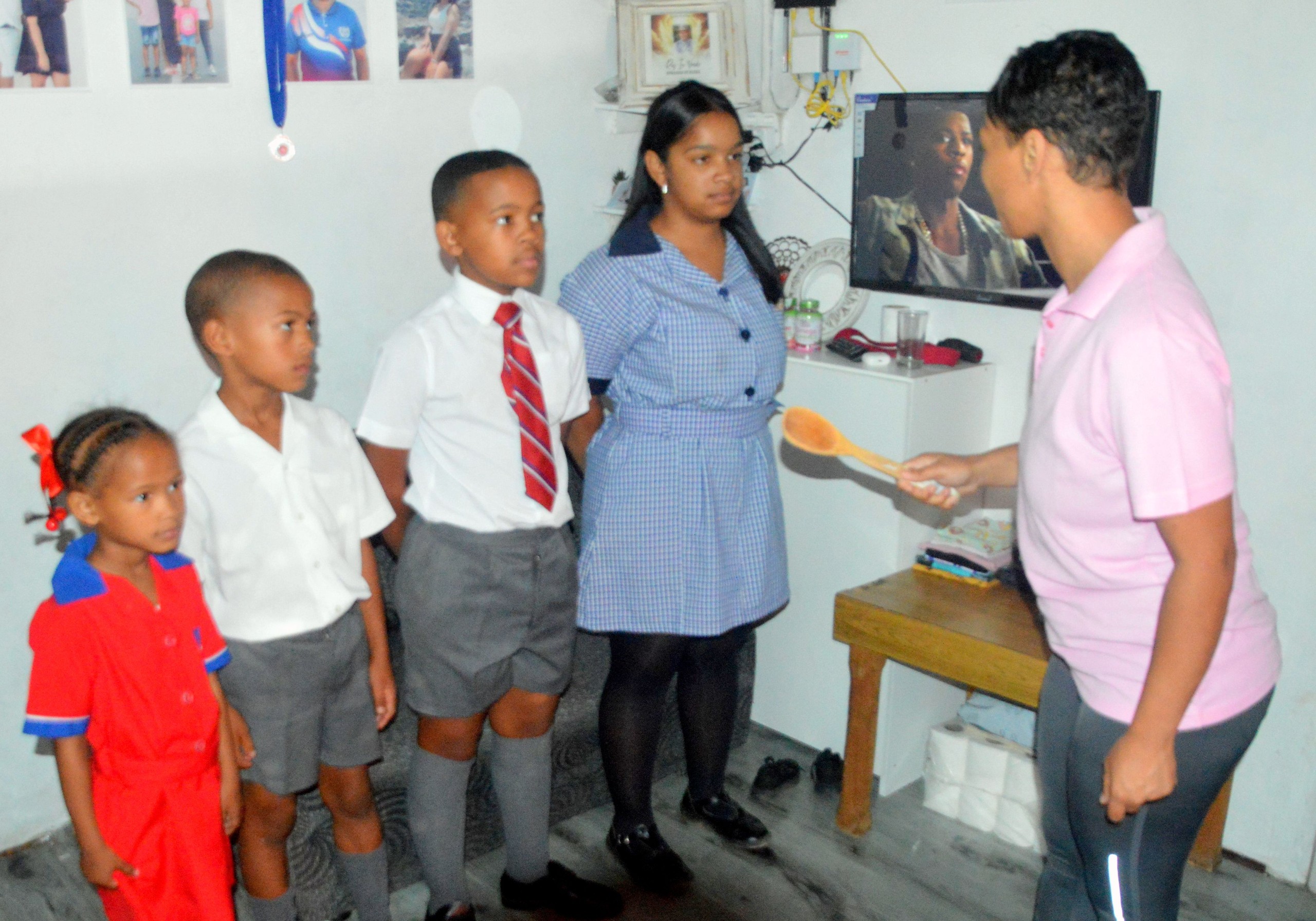 Thessolika Matthews, of Ousiwe Ousie, soos sy op TikTok bekend staan, met haar kinders. Foto: Murphy Roberts