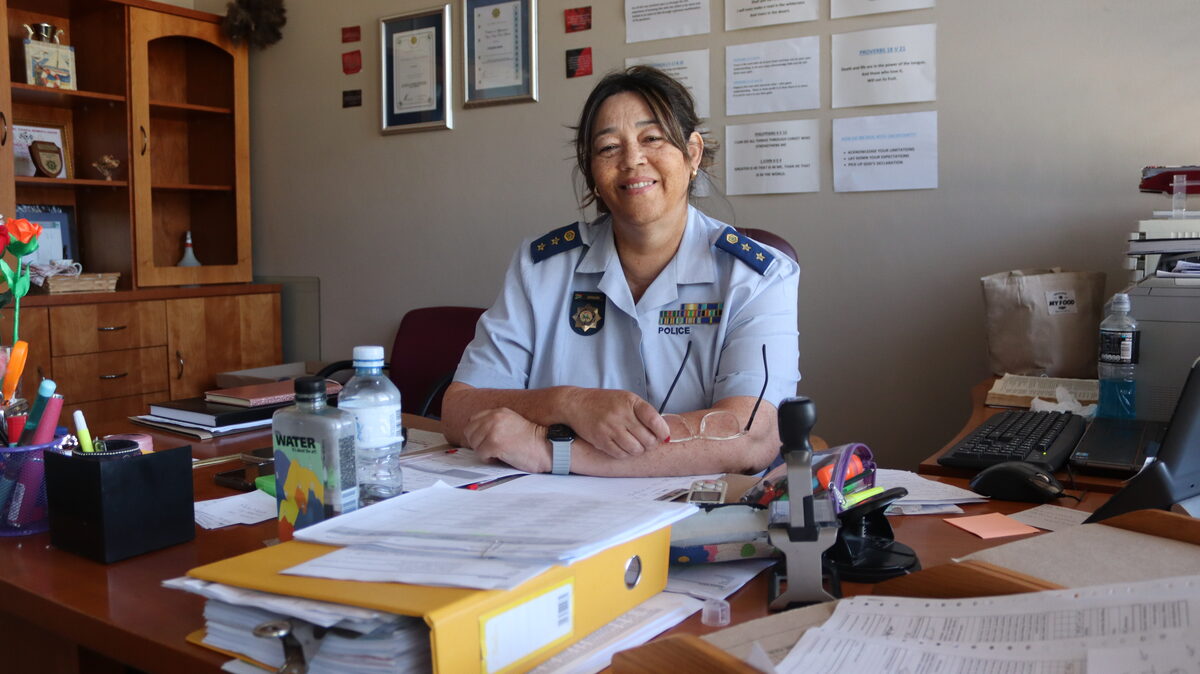 Kol. Jacqui Johnson by die Strand-polisiekantoor waar sy nuwe leierskap bring