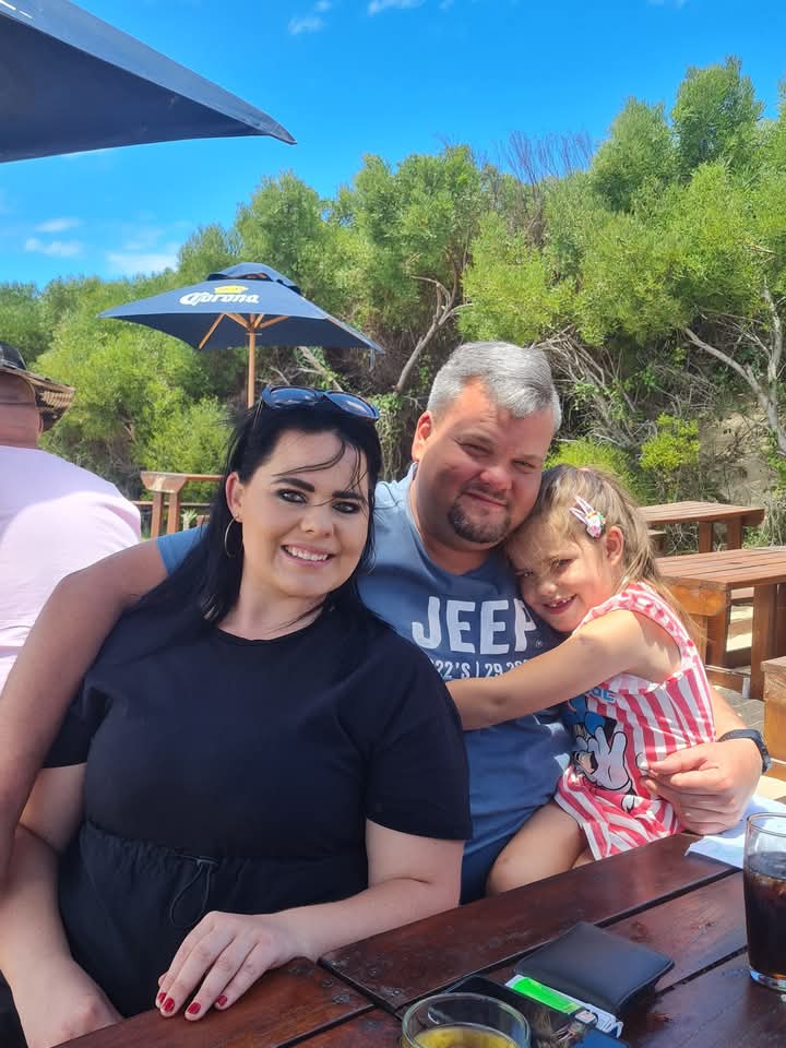 Janique Venter (8) saam met haar ouers Nadine Mukheibir en Jacques Venter. FOTO: Verskaf