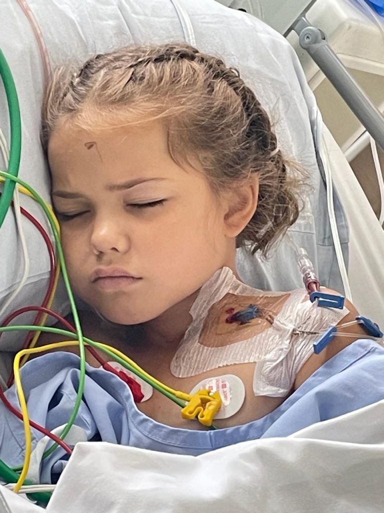 Klein Janique Venter (8) ná haar operasie in die Bloemfontein Mediclinic. FOTO: Verskaf