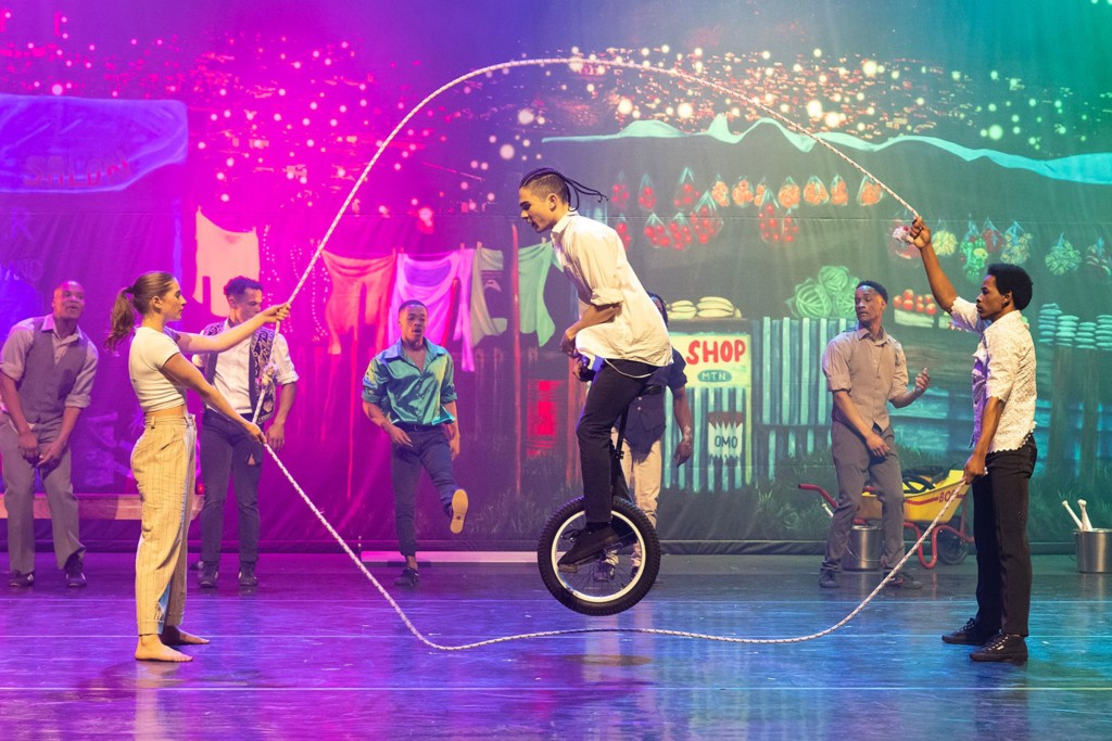 Die Zip Zap Circus is vir die eerste keer in die Klein Karoo op die verhoog, met MOYA. Foto: Joan Ward