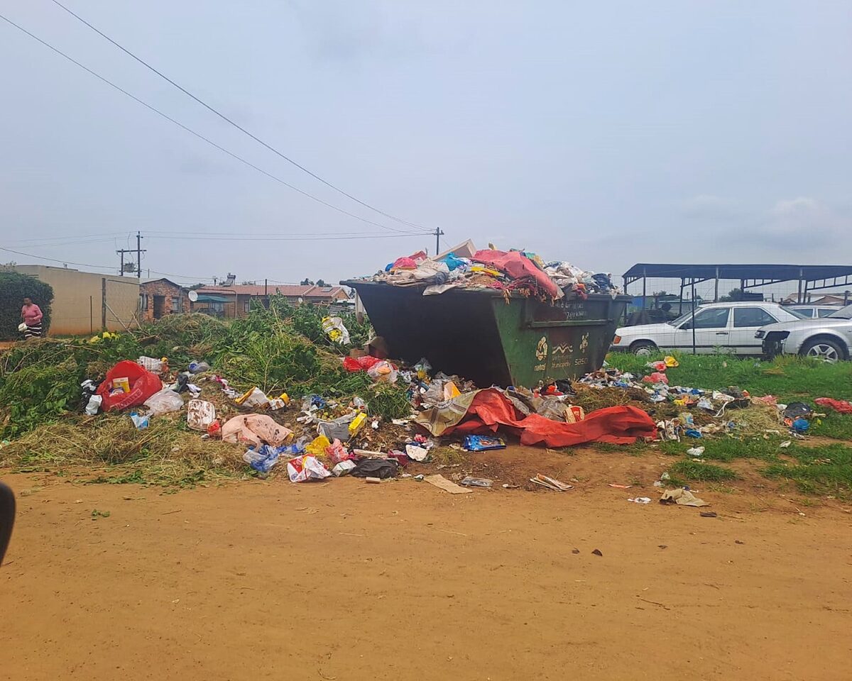 Residents of Metsimaholo's Amelia and Iraq are frustrated with inadequate refuse removal, prompting the DA to launch a petition for change.