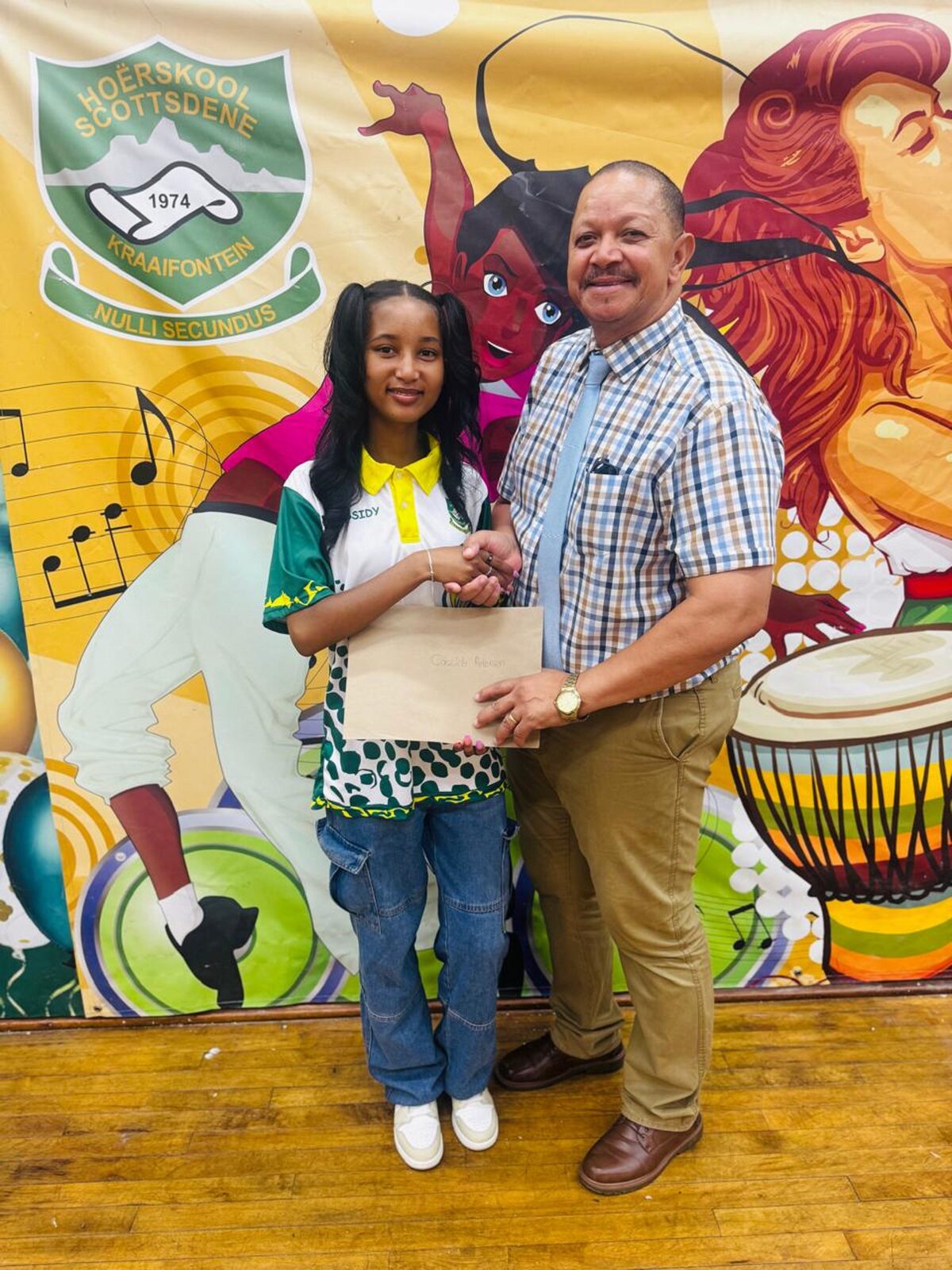 Cassidy Petersen saam met die trotse skoolhoof Peter Links.