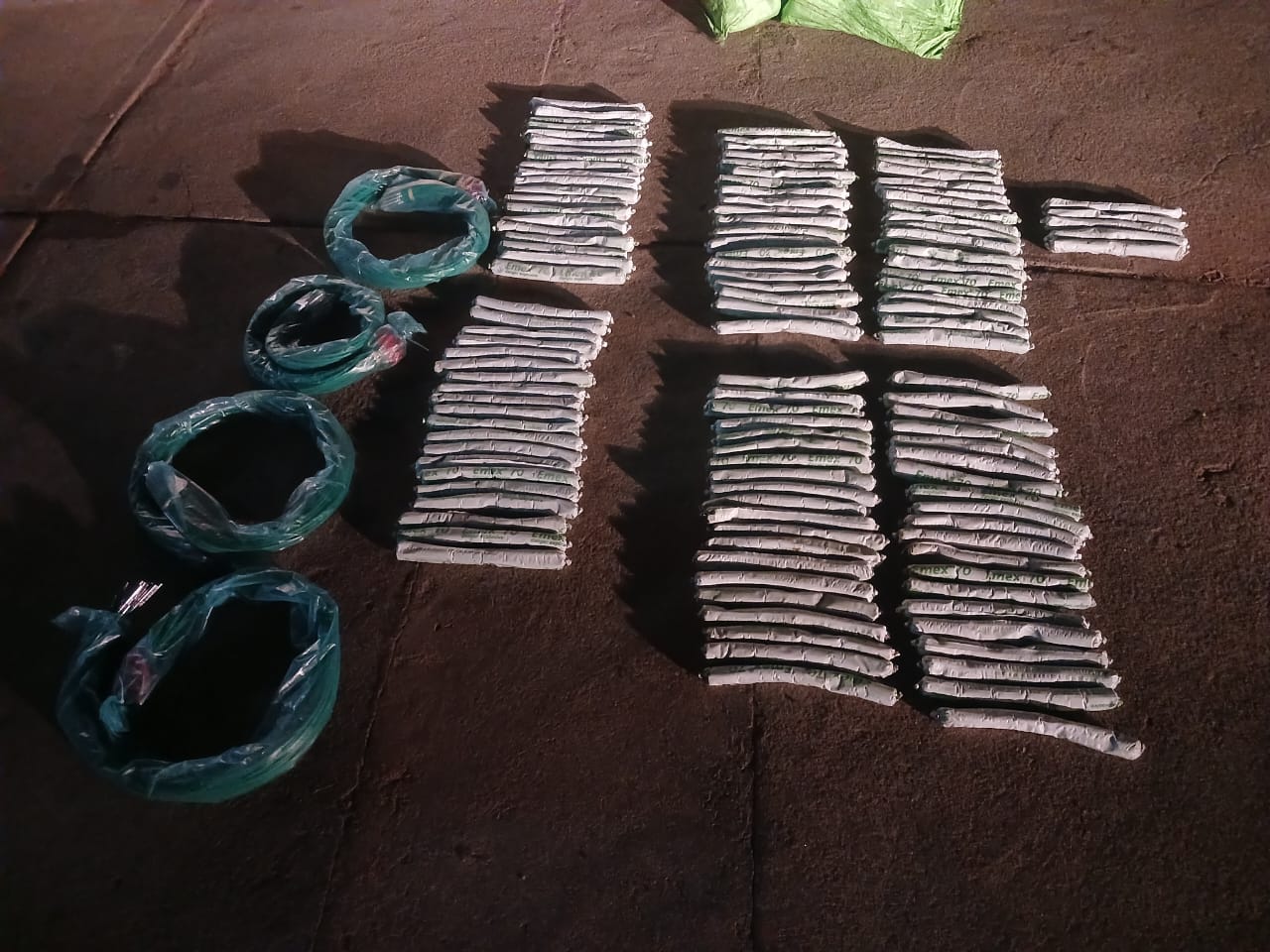 Police confiscated explosives, including 25 Carmex safety fuses and 125 blasting cartridges.