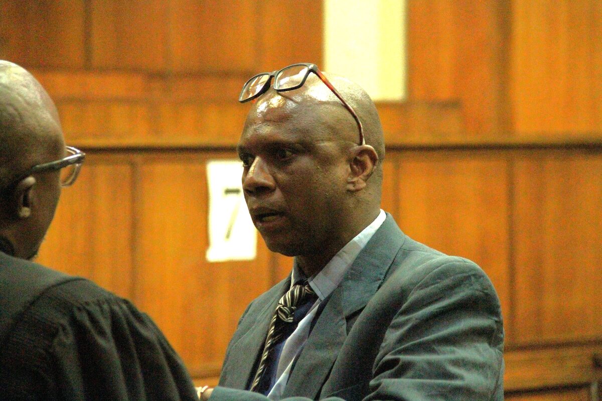 Douglas Mthukwani praat met sy regsverteenwoordiger.