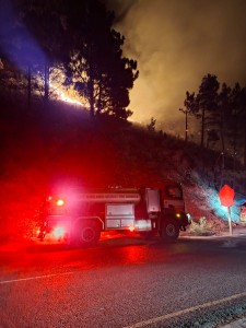 Franschhoek wildfires continue as firefighters protect properties from overnight threat