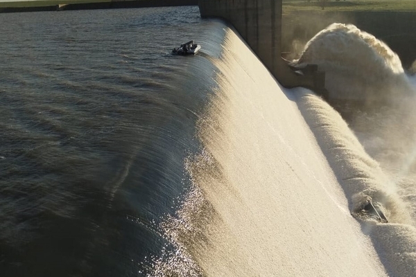 WATCH | Dramatic rescue saves four men from ski-boat trapped on Grootdraai Dam spillway