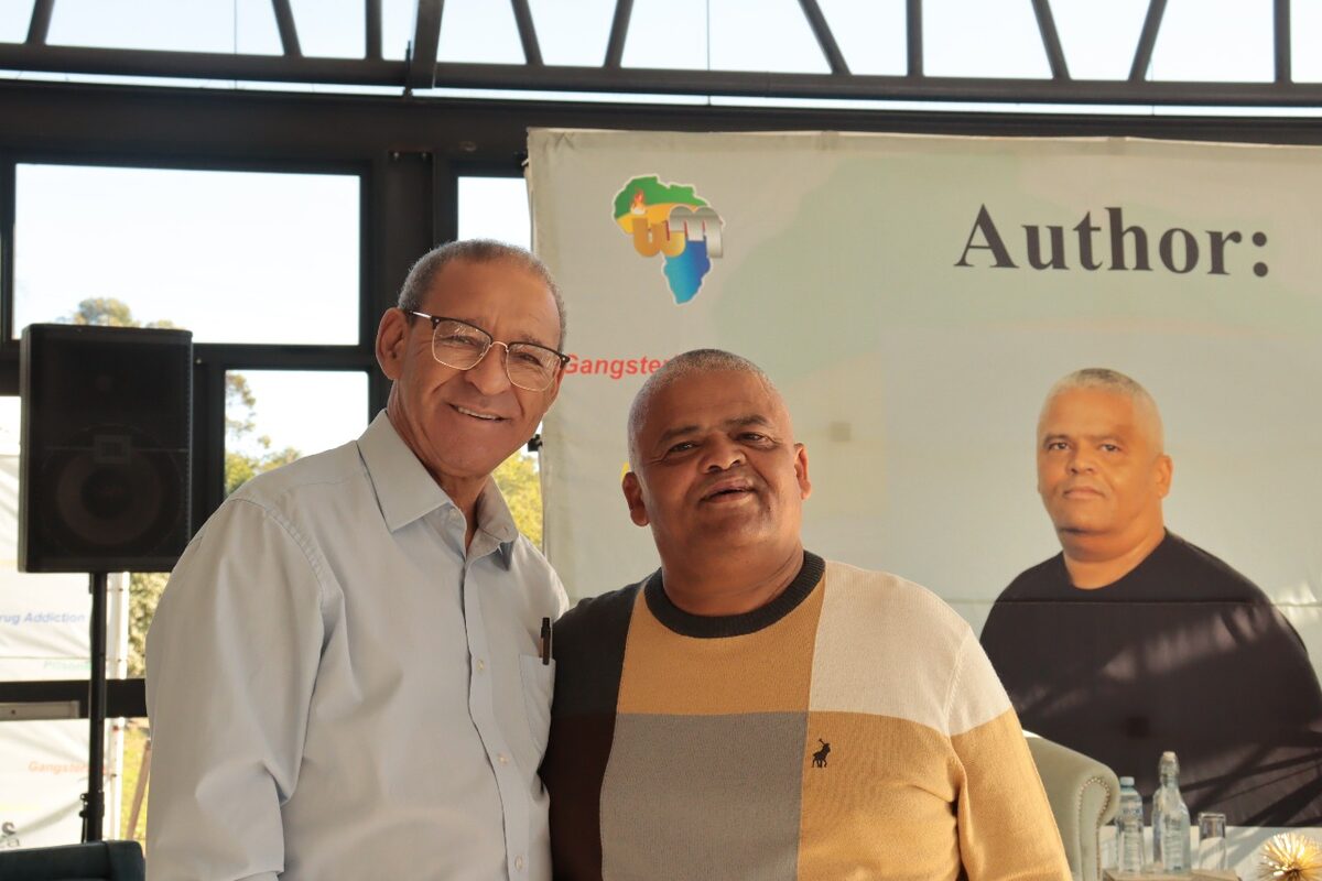 Ivan Waldeck (regs) saam met dr. Alan Boesak by die bekendstelling van sy boek, The Gates of Hell.