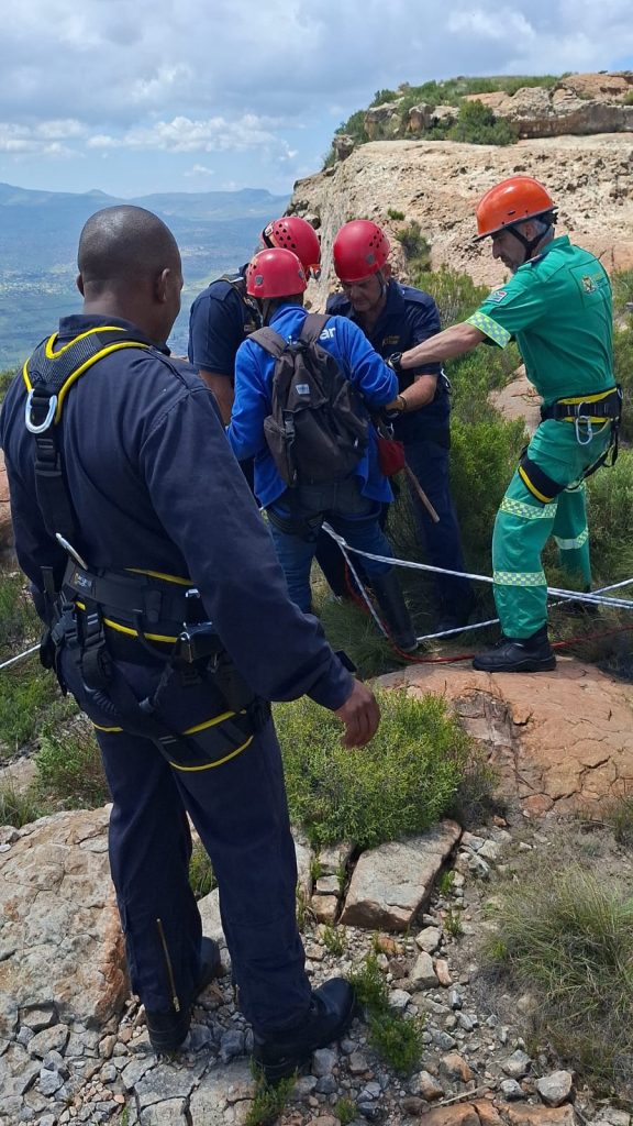 A man (78) from a village in Qwaqwa was rescued after he fell down a cliff and got stuck. 