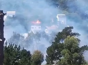 Fire contained in Hout Bay and Llandudno with one home damaged