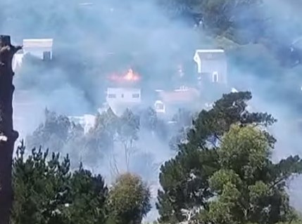 One house in in Victorskloof Road, Hout Bay, went up in flames. Screengrab: Facebook video