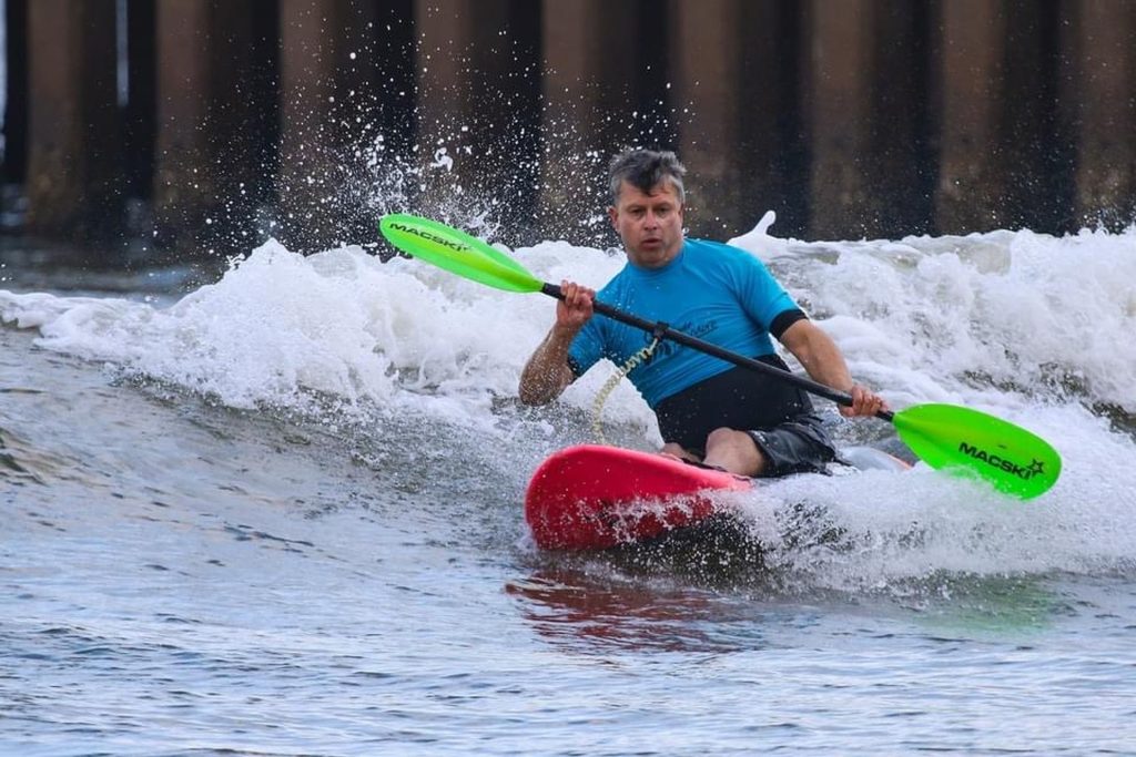 Martin Ferreira van Bloemfontein in die see met 'n brander-ski.