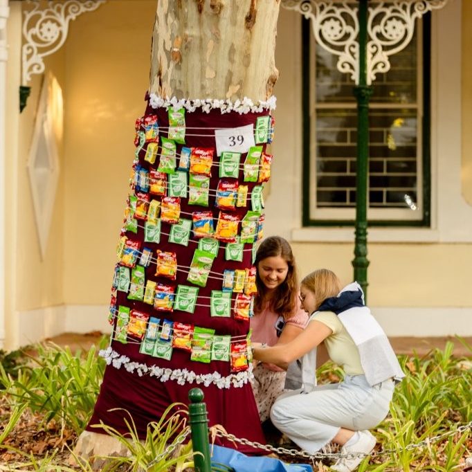 Studente neem deel aan Skenkingsdag tydens die '#GivingMaties'-veldtog.