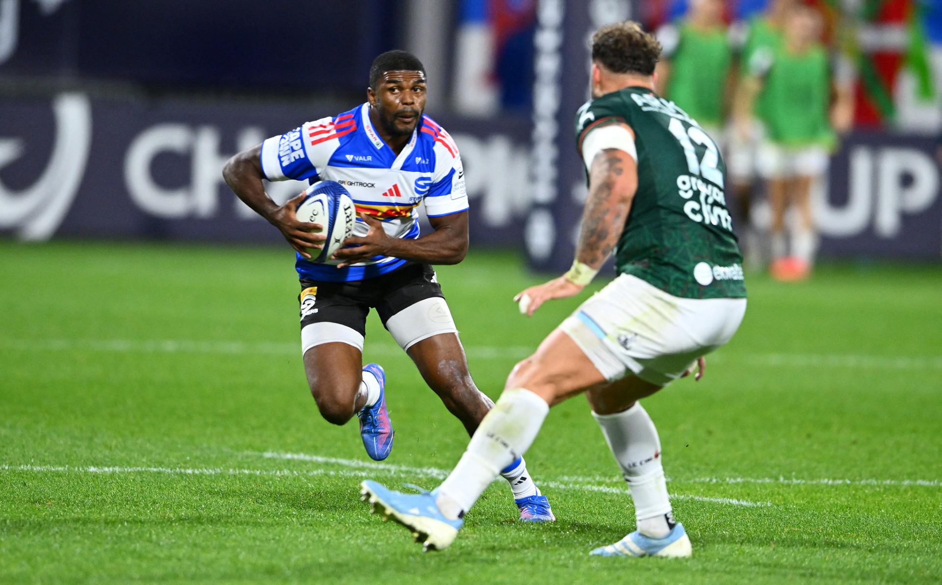 Stormers' South African winger Dylan Maart (L) runs with the ball