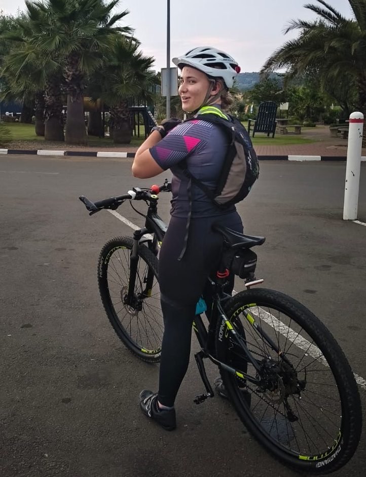 'n Biokinetikus van Bloemfontein ry nou 1 000km op 'n fiets tot in Kaapstad om geld in te samel vir akademiese en sportontwikkeling.