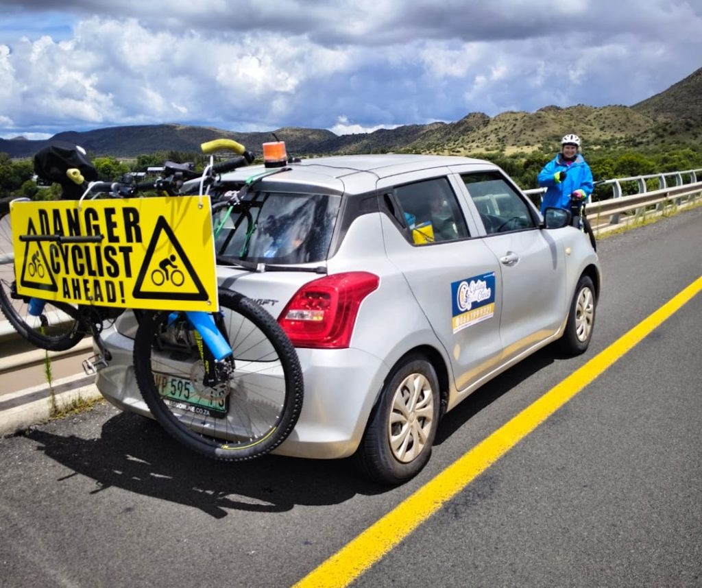 'n Biokinetikus van Bloemfontein ry nou 1 000km op 'n fiets tot in Kaapstad om geld in te samel vir akademiese en sportontwikkeling.