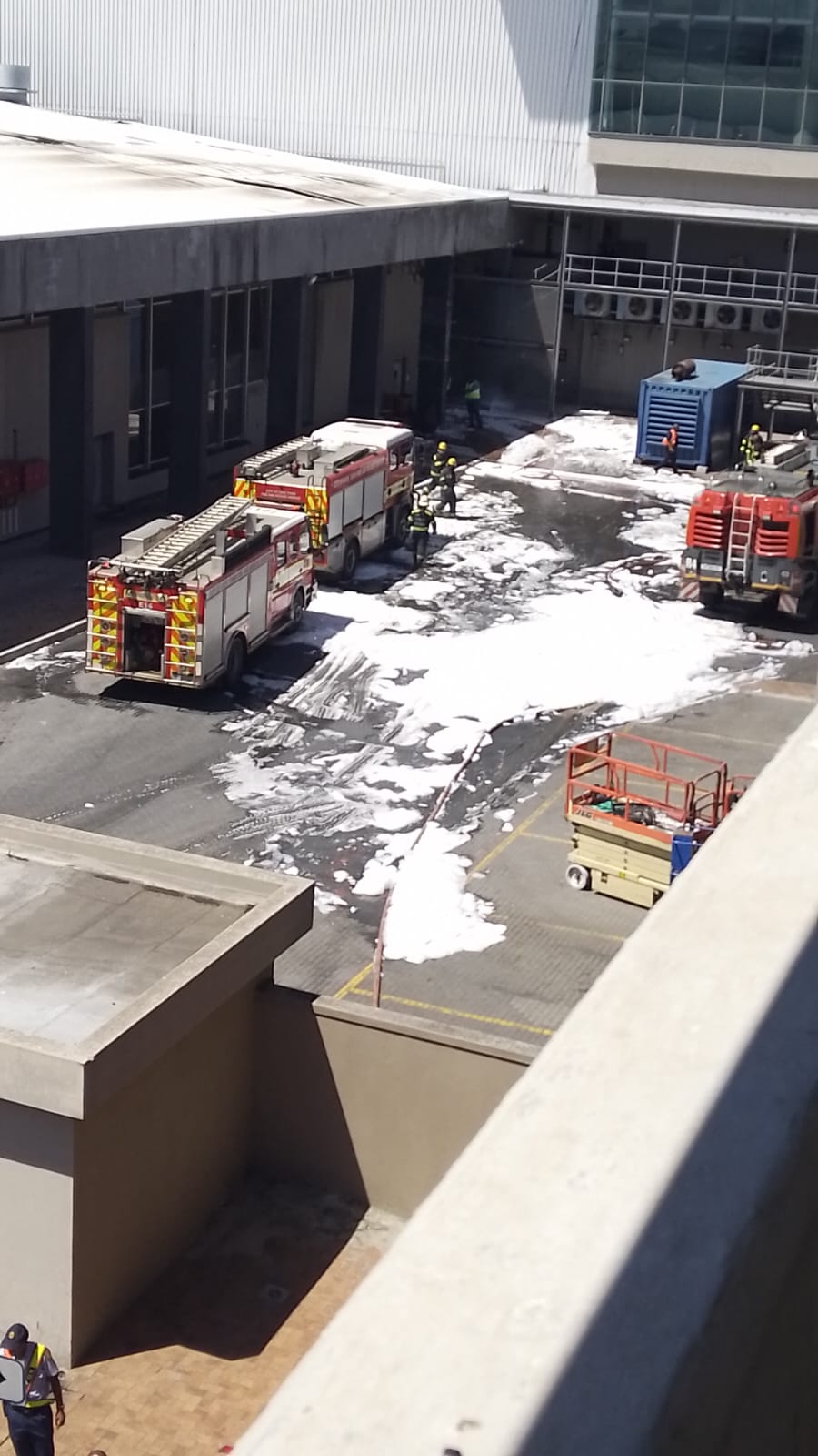 A fire that broke out at the Cape Town International Airport on Tuesday 24 February affected network and other essential systems, and international flights have temporarily been suspended or diverted.