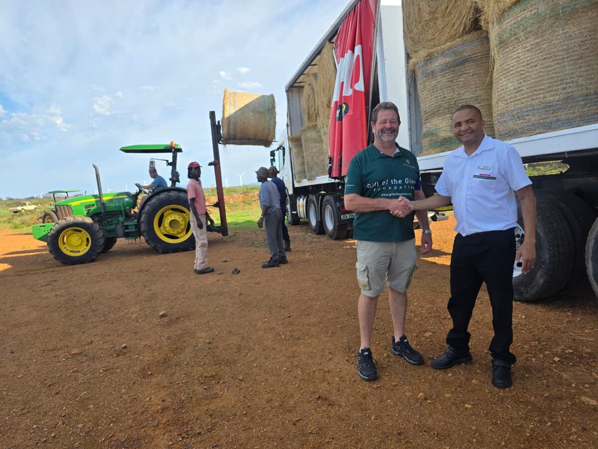 Farmers in the Kouga region received much-needed relief on 17 February when fodder was handed over by Gift of the Givers, a humanitarian disaster organisation, to assist those struggling with damaged grazing land and the ongoing Foot-and-Mouth Disease (FMD) crisis.