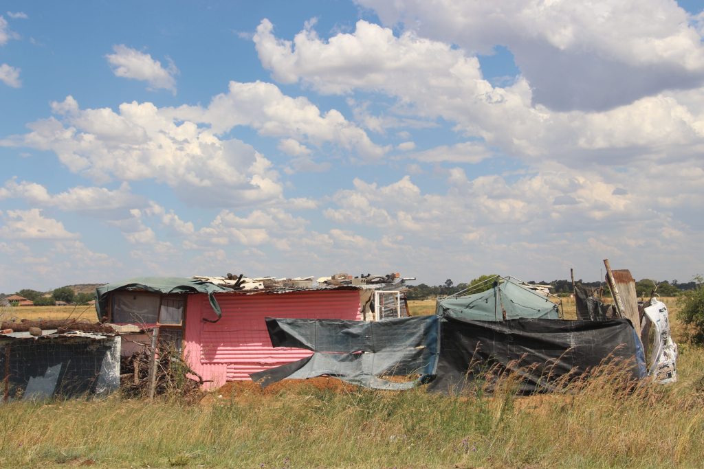 Een van die talle onwettige strukture op die grondgebied tussen Lourierpark en Bloemdal. FOTO: Lientjie Mentz