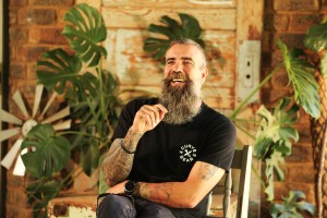 Jo Black sluit hom aan by HelpJag se span om honger te stuit