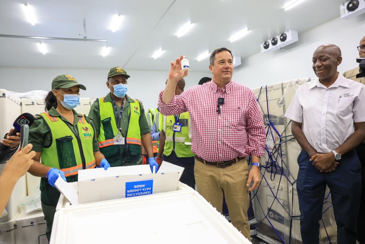Minister of Agriculture John Steenhuisen welcomed one million doses of FMD vaccines. Photo: South African Government
